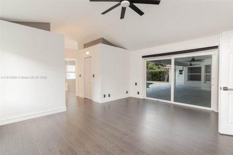 House in Weston, Florida 4 bedrooms, 306.58 sq.m. № 1966152 - photo 14