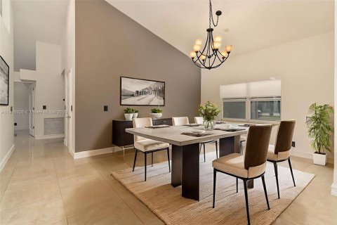 House in Weston, Florida 4 bedrooms, 306.58 sq.m. № 1966152 - photo 5