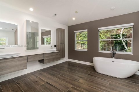 House in Weston, Florida 4 bedrooms, 306.58 sq.m. № 1966152 - photo 17