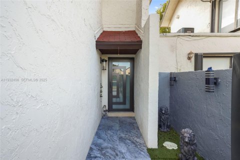 Condominio en alquiler en Miami, Florida, 3 dormitorios, 145.39 m2 № 1991088 - foto 2