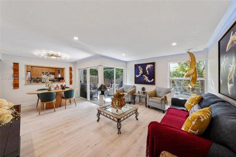 Condominio en alquiler en Miami, Florida, 3 dormitorios, 145.39 m2 № 1991088 - foto 4