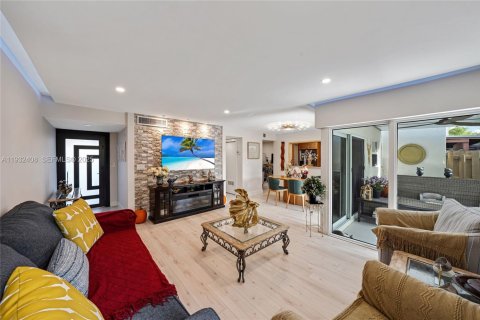 Condominio en alquiler en Miami, Florida, 3 dormitorios, 145.39 m2 № 1991088 - foto 3