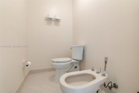 House in Hialeah, Florida 4 bedrooms, 183.95 sq.m. № 2003155 - photo 21