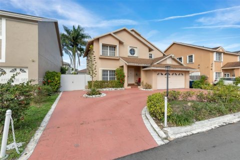 House in Hialeah, Florida 4 bedrooms, 183.95 sq.m. № 2003155 - photo 3