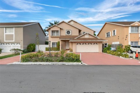 House in Hialeah, Florida 4 bedrooms, 183.95 sq.m. № 2003155 - photo 4