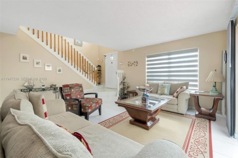 House in Hialeah, Florida 4 bedrooms, 183.95 sq.m. № 2003155 - photo 7