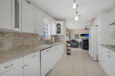 House in Hialeah, Florida 4 bedrooms, 183.95 sq.m. № 2003155 - photo 11