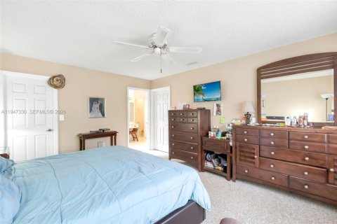 House in Hialeah, Florida 4 bedrooms, 183.95 sq.m. № 2003155 - photo 18