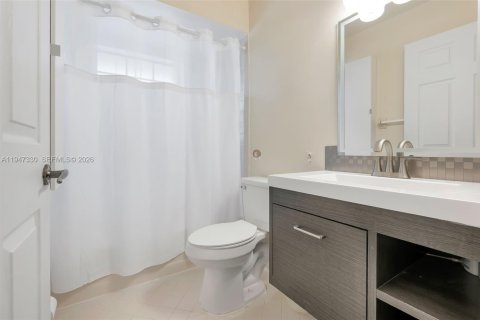 House in Hialeah, Florida 4 bedrooms, 183.95 sq.m. № 2003155 - photo 25