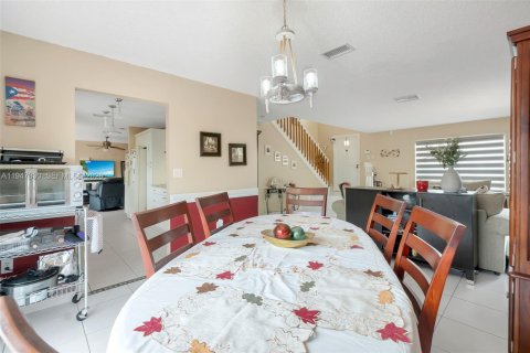 House in Hialeah, Florida 4 bedrooms, 183.95 sq.m. № 2003155 - photo 10