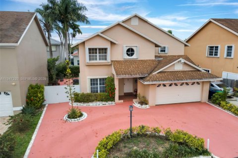 House in Hialeah, Florida 4 bedrooms, 183.95 sq.m. № 2003155 - photo 2