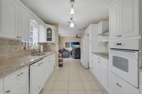 House in Hialeah, Florida 4 bedrooms, 183.95 sq.m. № 2003155 - photo 12