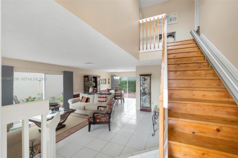 House in Hialeah, Florida 4 bedrooms, 183.95 sq.m. № 2003155 - photo 6
