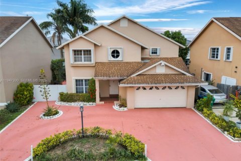 House in Hialeah, Florida 4 bedrooms, 183.95 sq.m. № 2003155