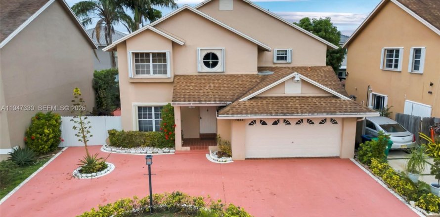 House in Hialeah, Florida 4 bedrooms, 183.95 sq.m. № 2003155