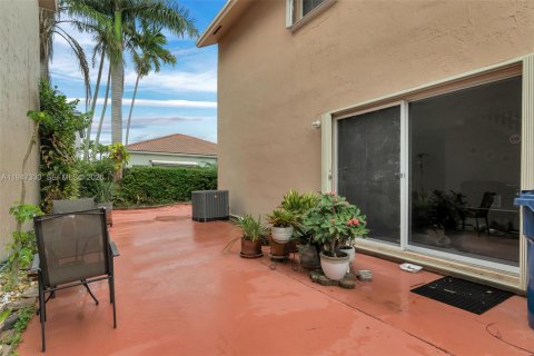 House in Hialeah, Florida 4 bedrooms, 183.95 sq.m. № 2003155 - photo 30