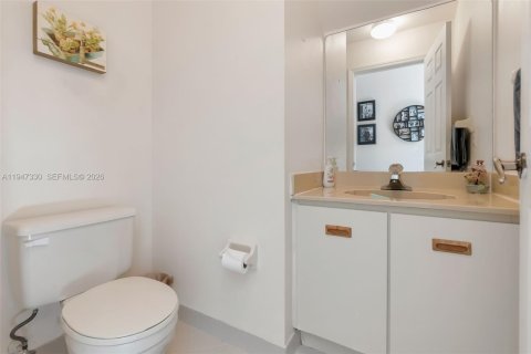 House in Hialeah, Florida 4 bedrooms, 183.95 sq.m. № 2003155 - photo 16