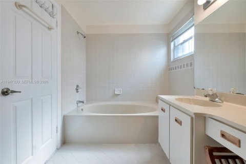 House in Hialeah, Florida 4 bedrooms, 183.95 sq.m. № 2003155 - photo 19