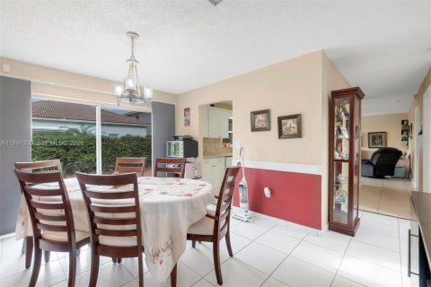 House in Hialeah, Florida 4 bedrooms, 183.95 sq.m. № 2003155 - photo 8