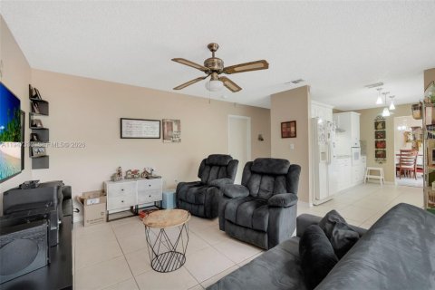 House in Hialeah, Florida 4 bedrooms, 183.95 sq.m. № 2003155 - photo 14