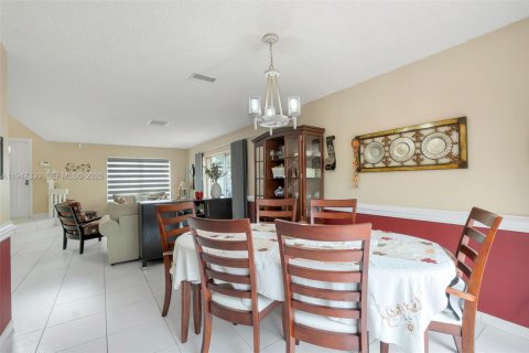 House in Hialeah, Florida 4 bedrooms, 183.95 sq.m. № 2003155 - photo 9