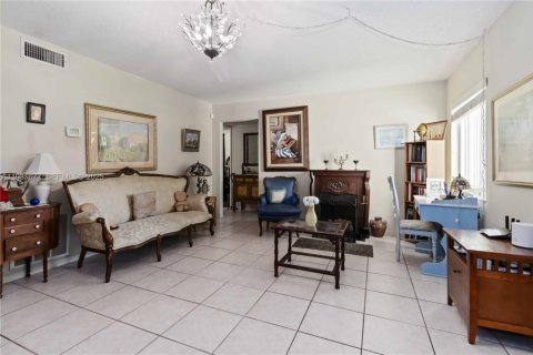 House in Greenacres, Florida 2 bedrooms, 85.47 sq.m. № 1990944 - photo 13