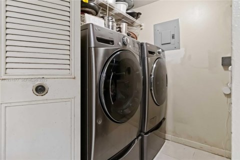 House in Greenacres, Florida 2 bedrooms, 85.47 sq.m. № 1990944 - photo 12