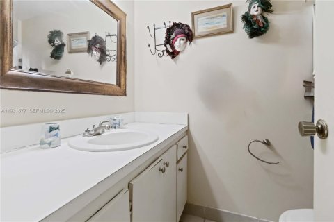 House in Greenacres, Florida 2 bedrooms, 85.47 sq.m. № 1990944 - photo 24