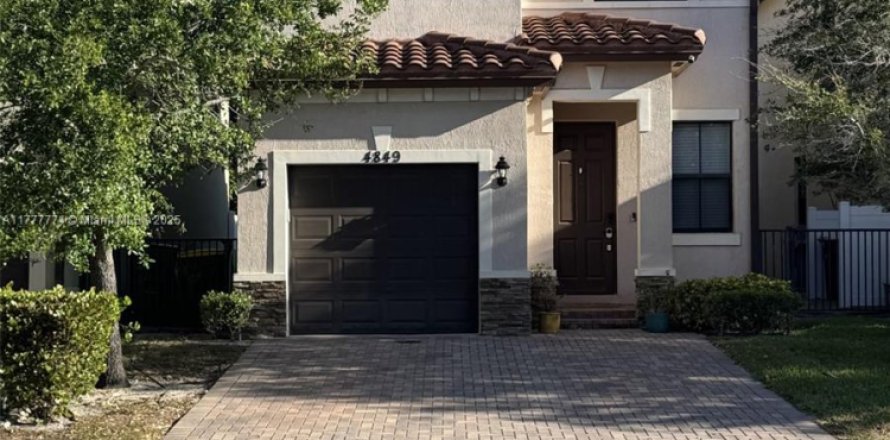 House in Tamarac, Florida 3 bedrooms, 150.32 sq.m. № 1737673