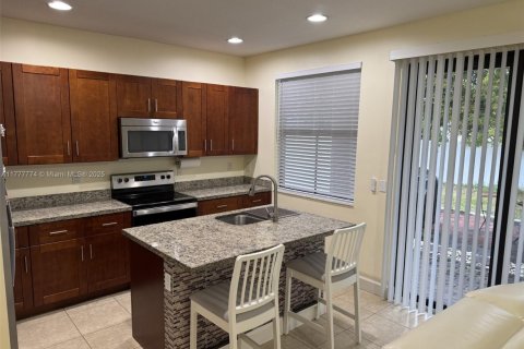House in Tamarac, Florida 3 bedrooms, 150.32 sq.m. № 1737673 - photo 4