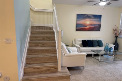 House in Tamarac, Florida 3 bedrooms, 150.32 sq.m. № 1737673 - photo 3