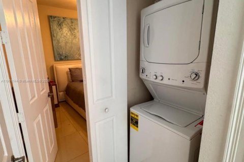 House in Doral, Florida 5 bedrooms, 354.89 sq.m. № 1954054 - photo 21