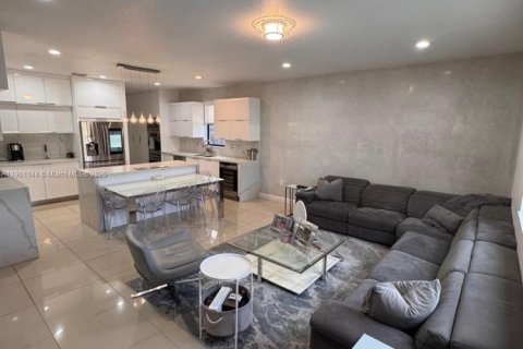 House in Doral, Florida 5 bedrooms, 354.89 sq.m. № 1954054 - photo 8