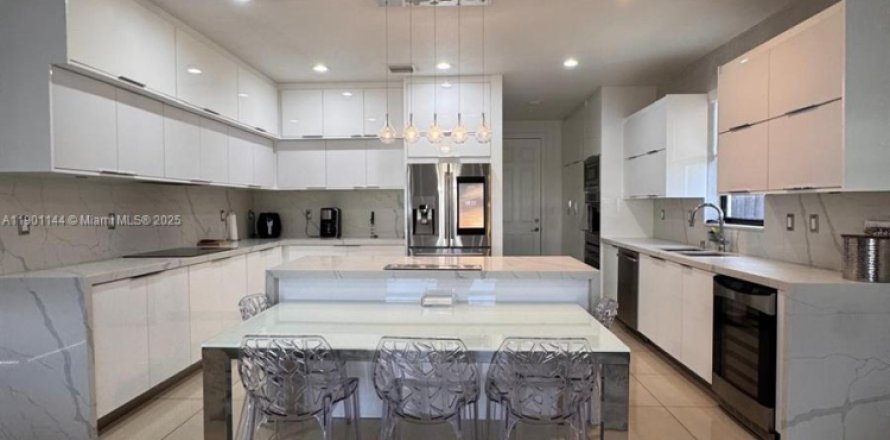 House in Doral, Florida 5 bedrooms, 354.89 sq.m. № 1954054