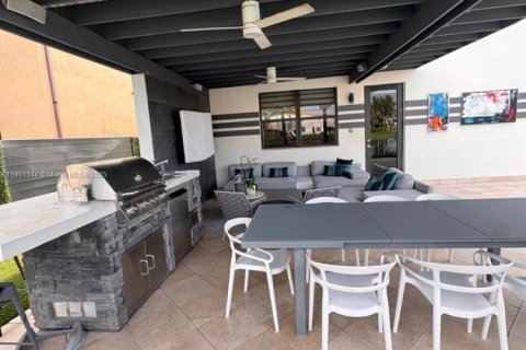 House in Doral, Florida 5 bedrooms, 354.89 sq.m. № 1954054 - photo 6