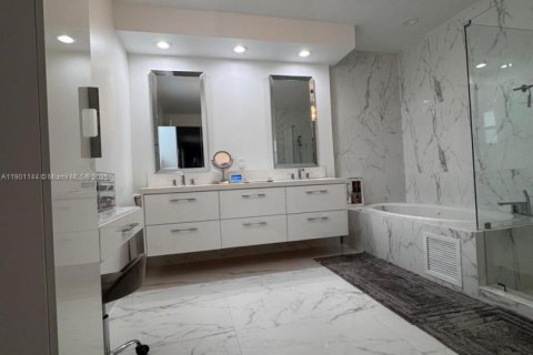 House in Doral, Florida 5 bedrooms, 354.89 sq.m. № 1954054 - photo 15