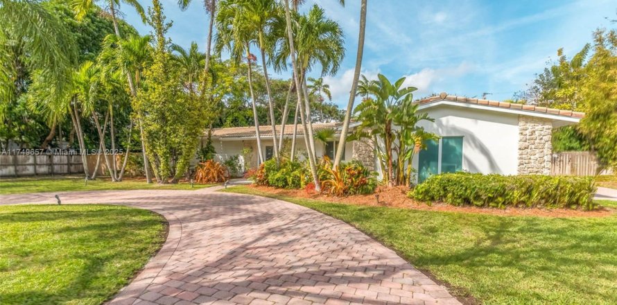 House in Pinecrest, Florida 4 bedrooms, 221.29 sq.m. № 1864486