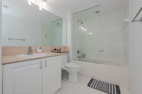 Condo in Miami Beach, Florida, 1 bedroom № 2087605 - photo 21