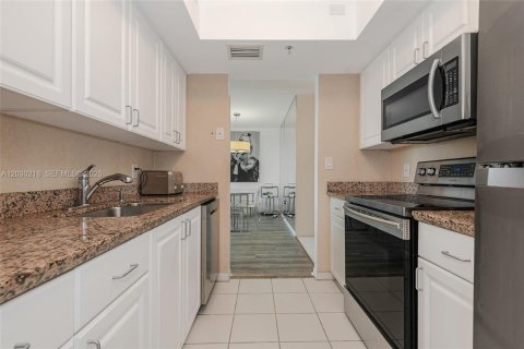 Condo in Miami Beach, Florida, 1 bedroom № 2087605 - photo 15