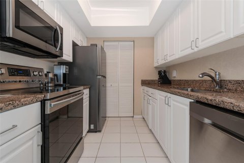 Condo in Miami Beach, Florida, 1 bedroom № 2087605 - photo 12