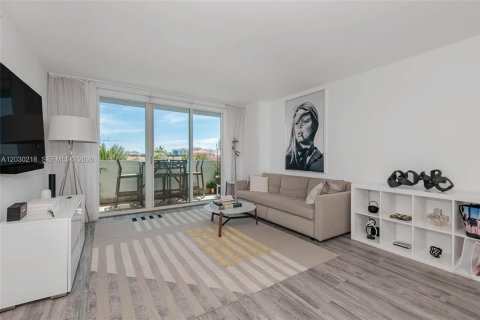 Condo in Miami Beach, Florida, 1 bedroom № 2087605 - photo 3