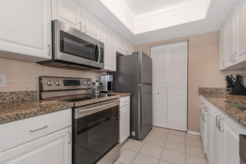 Condo in Miami Beach, Florida, 1 bedroom № 2087605 - photo 11