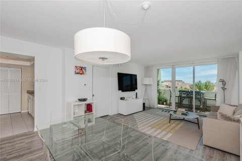 Condo in Miami Beach, Florida, 1 bedroom № 2087605 - photo 2