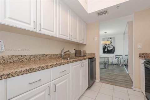 Condo in Miami Beach, Florida, 1 bedroom № 2087605 - photo 14