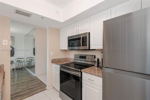 Condo in Miami Beach, Florida, 1 bedroom № 2087605 - photo 13