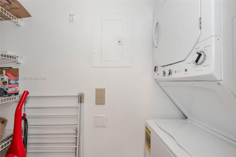 Condo in Miami Beach, Florida, 1 bedroom № 2087605 - photo 16