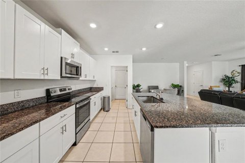 Casa en venta en Zephyrhills, Florida, 5 dormitorios, 205.96 m2 № 2383333 - foto 13