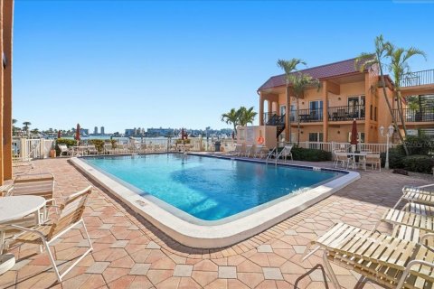 Condominio en venta en Saint Pete Beach, Florida, 1 dormitorio, 59.92 m2 № 2139029 - foto 18