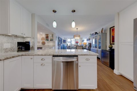 Condo in Clearwater, Florida, 2 bedrooms № 2211434 - photo 6