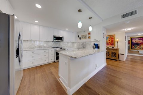 Condo in Clearwater, Florida, 2 bedrooms № 2211434 - photo 2